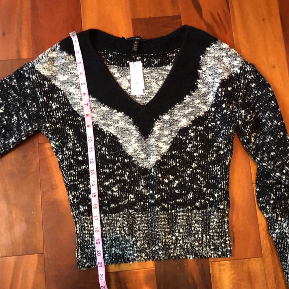 WHBM v-neck pull over sweater. - Picture 12 of 12